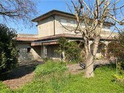 Casa Bi/Trifamiliare in Residenziale