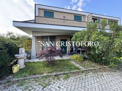 Casa Bi/Trifamiliare in Residenziale