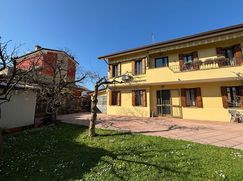 Casa Bi/Trifamiliare in Residenziale