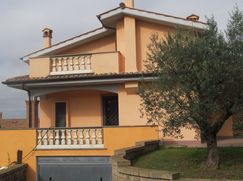 Casa Bi/Trifamiliare in Residenziale