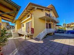 Casa Bi/Trifamiliare in Residenziale