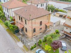 Casa Bi/Trifamiliare in Residenziale