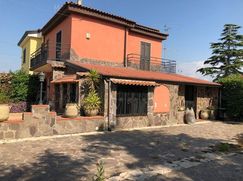Casa Bi/Trifamiliare in Residenziale