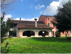 Casa Bi/Trifamiliare in Residenziale