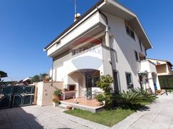 Casa Bi/Trifamiliare in Residenziale