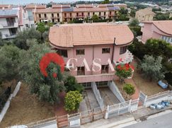 Casa Bi/Trifamiliare in Residenziale