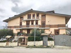 Casa Bi/Trifamiliare in Residenziale