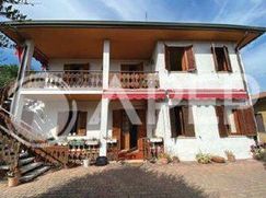 Casa Bi/Trifamiliare in Residenziale