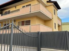 Casa Bi/Trifamiliare in Residenziale