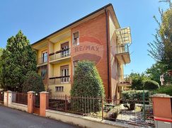 Casa Bi/Trifamiliare in Residenziale