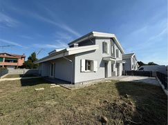 Casa Bi/Trifamiliare in Residenziale