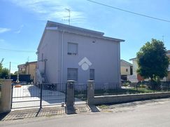 Casa Bi/Trifamiliare in Residenziale