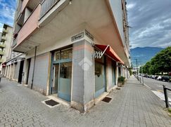 Negozio/Locale commerciale in Commerciale