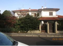 Casa Bi/Trifamiliare in Residenziale