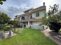 Casa Bi/Trifamiliare in Residenziale