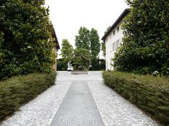 Casa Bi/Trifamiliare in Residenziale