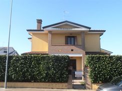 Casa Bi/Trifamiliare in Residenziale
