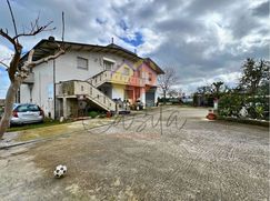 Casa Bi/Trifamiliare in Residenziale