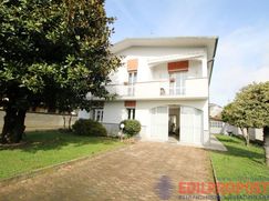 Casa Bi/Trifamiliare in Residenziale
