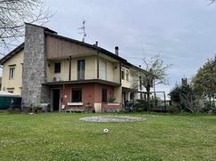 Casa Bi/Trifamiliare in Residenziale