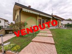 Casa Bi/Trifamiliare in Residenziale