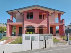Casa Bi/Trifamiliare in Residenziale