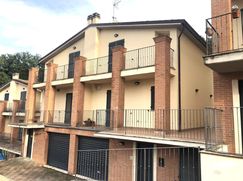 Casa Bi/Trifamiliare in Residenziale