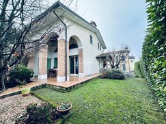 Casa Bi/Trifamiliare in Residenziale