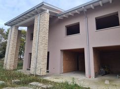 Casa Bi/Trifamiliare in Residenziale