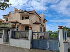 Casa Bi/Trifamiliare in Residenziale