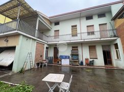 Casa Bi/Trifamiliare in Residenziale