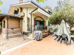 Casa Bi/Trifamiliare in Residenziale