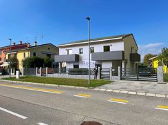 Casa Bi/Trifamiliare in Residenziale