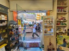 Attività/Licenza (con o senza mura) in Commerciale
