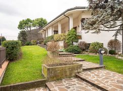 Casa Bi/Trifamiliare in Residenziale
