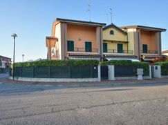 Casa Bi/Trifamiliare in Residenziale