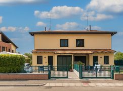 Casa Bi/Trifamiliare in Residenziale
