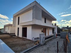 Casa Bi/Trifamiliare in Residenziale