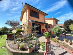 Casa Bi/Trifamiliare in Residenziale