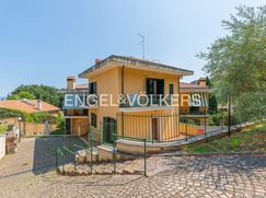 Casa Bi/Trifamiliare in Residenziale