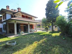 Casa Bi/Trifamiliare in Residenziale