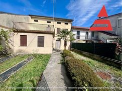 Casa Bi/Trifamiliare in Residenziale