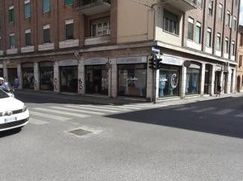 Negozio/Locale commerciale in Commerciale