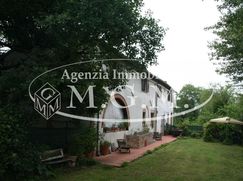 Casa Bi/Trifamiliare in Residenziale