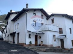 Casa Bi/Trifamiliare in Residenziale