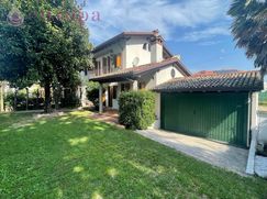 Casa Bi/Trifamiliare in Residenziale