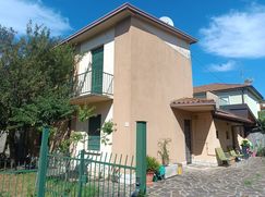 Casa Bi/Trifamiliare in Residenziale