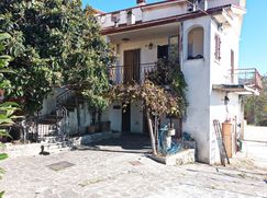 Casa Bi/Trifamiliare in Residenziale
