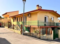 Casa Bi/Trifamiliare in Residenziale