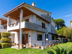 Casa Bi/Trifamiliare in Residenziale